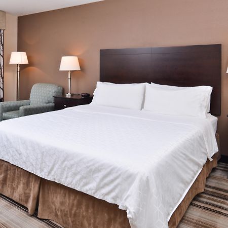 Holiday Inn Express & Suites Emporia Northwest By Ihg Kültér fotó
