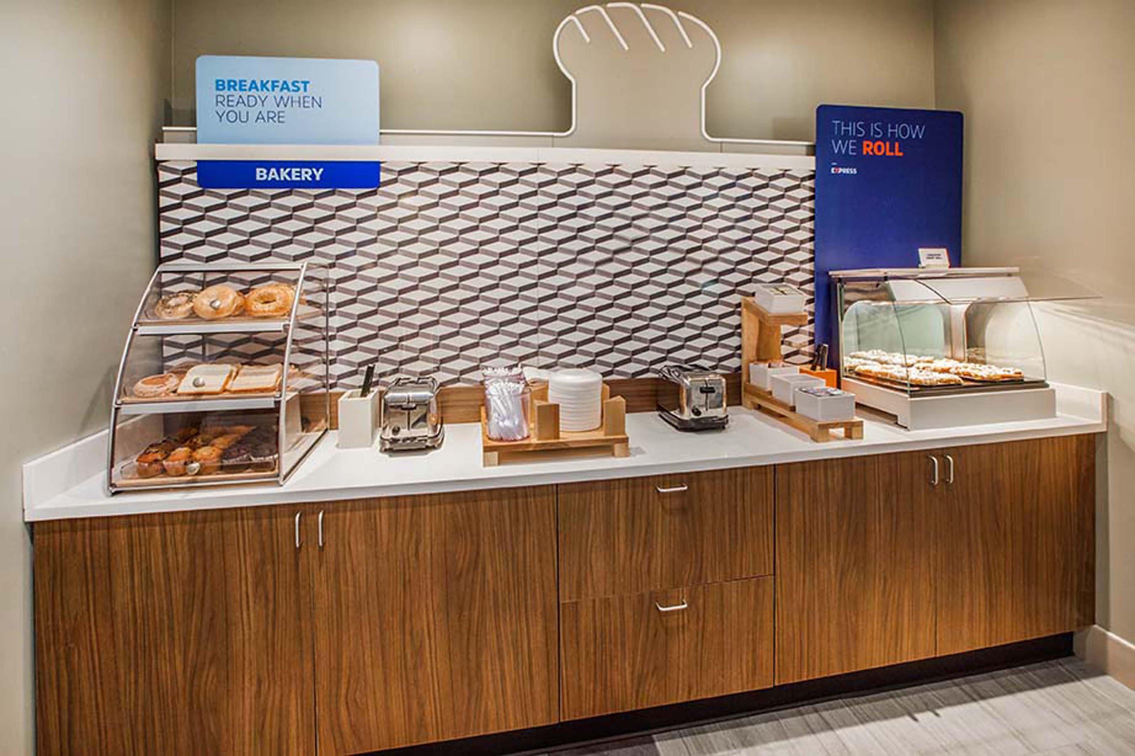 Holiday Inn Express & Suites Emporia Northwest By Ihg Kültér fotó