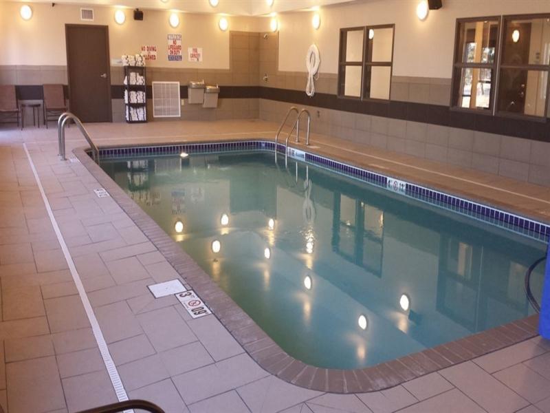 Holiday Inn Express & Suites Emporia Northwest By Ihg Kültér fotó